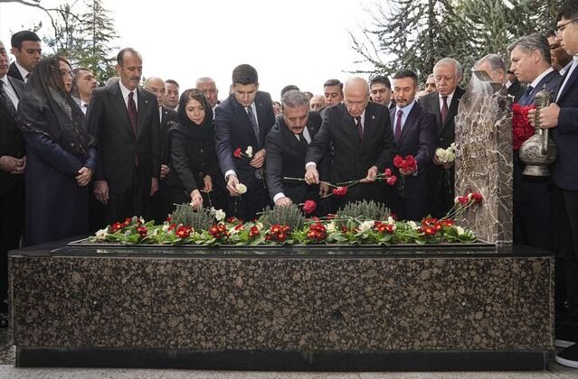 Bahçeli, Alparslan Türkeş'in kabrinde: Fotoğraf karesindeki detay dikkat çekti