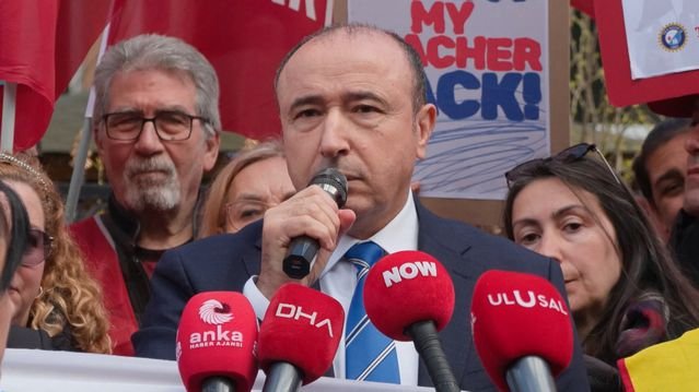 Özel İtalyan Lisesi öğretmenleri İstanbul İl Milli Eğitim Müdürlüğü'nün önünde eylem düzenledi