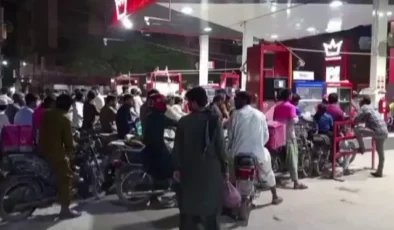 Savaş Pakistan'ı vurdu, haberi alan akaryakıt istasyonlarına koştu