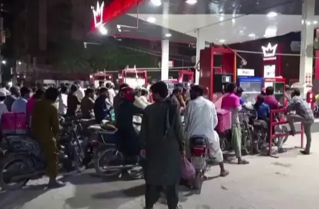 Savaş Pakistan'ı vurdu, haberi alan akaryakıt istasyonlarına koştu