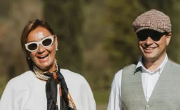 Pınar Altuğ ve Yağmur Atacan 18. yıl dönümlerini Paris’te stadyumda kutladı