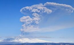 Rusya'da yanardağ patladı! 11 kilometre yükseğe kül püskürttü