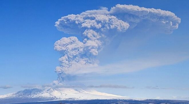 Rusya'da yanardağ patladı! 11 kilometre yükseğe kül püskürttü