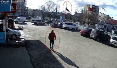 Rüzgarda dolanan bayrağı düzeltmek için 15 metrelik direğe tırmandı