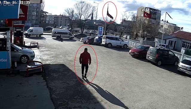 Rüzgarda dolanan bayrağı düzeltmek için 15 metrelik direğe tırmandı