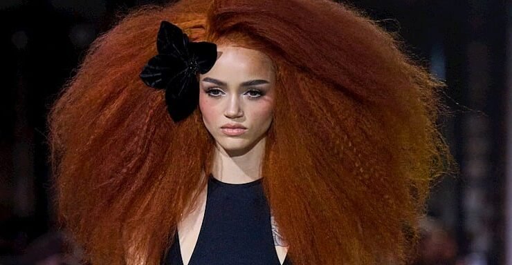 Saç Bakımında Nemi Kilitleyen “LOC Metodu” Nedir?