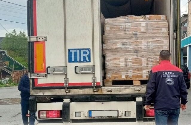 Sakarya'da 32 ton son tüketim tarihi geçmiş tavuk eti ele geçirildi
