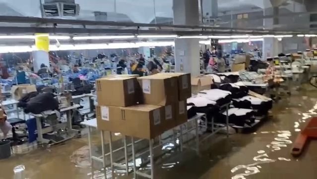 Şanlıurfa'da sağanak nedeniyle tekstil fabrikasını su bastı; işçiler tahliye edildi