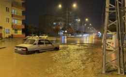Adıyaman’da yağış hayatı felç etti: Araçlar mahsur kaldı