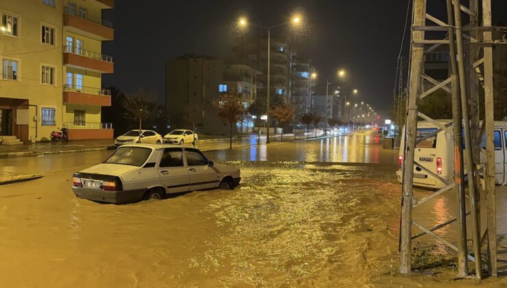 Adıyaman’da yağış hayatı felç etti: Araçlar mahsur kaldı
