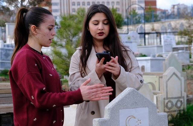 Sivas'ta bir garip olay: Pusula ile mezarlığa gidenler şaşıp kalıyor