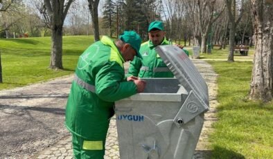Kalpleri ısıtan görüntü: Temizlik işçileri tahterevallide eğlendi