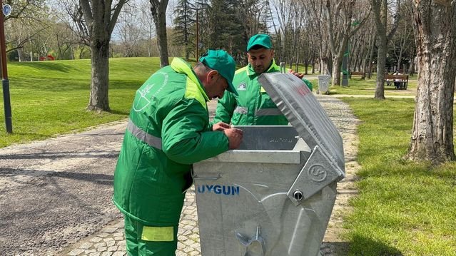 Kalpleri ısıtan görüntü: Temizlik işçileri tahterevallide eğlendi
