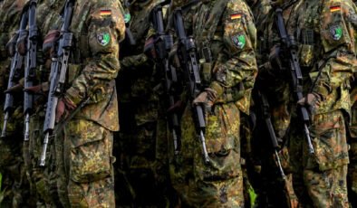 Askerlik çağındaki erkekler ülke dışına çıkmadan önce izin almak zorunda