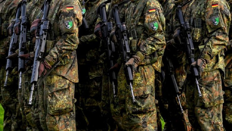 Askerlik çağındaki erkekler ülke dışına çıkmadan önce izin almak zorunda