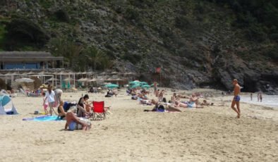 Antalya sezonu erken açtı: 21 dereceyi gören denize koştu