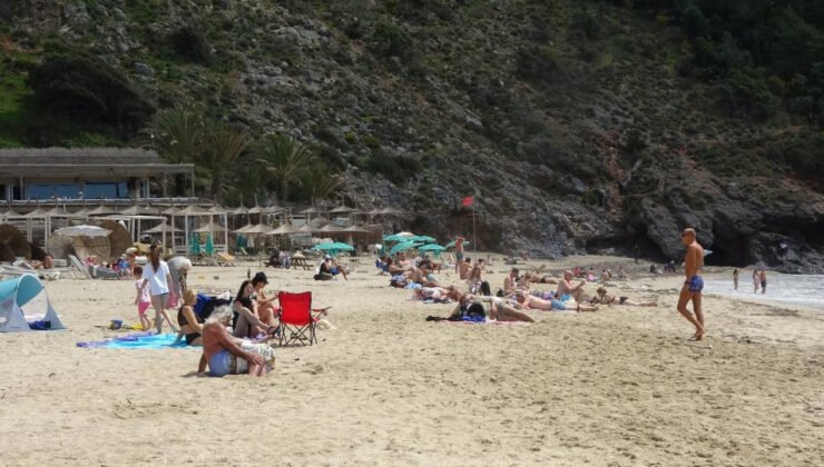 Antalya sezonu erken açtı: 21 dereceyi gören denize koştu