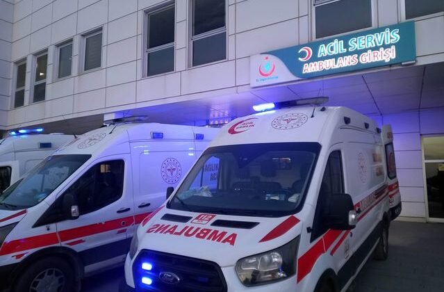 Yüksek sesle konuşan müşteriyi uyaran garson, bıçakla ağır yaralandı