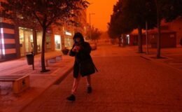 Yunanistan’da film sahnelerini aratmayan görüntü! Gökyüzü kırmızıya büründü