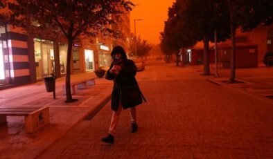 Yunanistan’da film sahnelerini aratmayan görüntü! Gökyüzü kırmızıya büründü