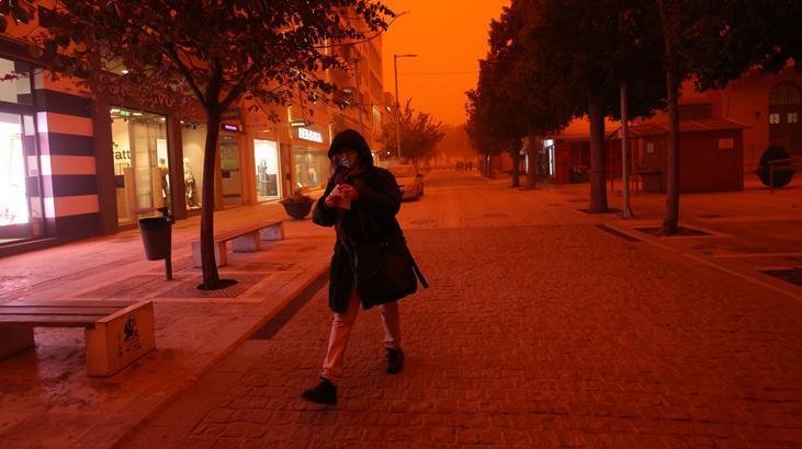 Yunanistan’da film sahnelerini aratmayan görüntü! Gökyüzü kırmızıya büründü