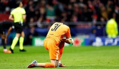 Şampiyonlar Ligi'nde böyle kaleci görülmedi! 15 dakikada oyundan alındı, ağlayarak sahayı terk etti