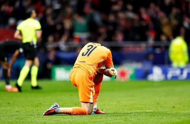 Şampiyonlar Ligi'nde böyle kaleci görülmedi! 15 dakikada oyundan alındı, ağlayarak sahayı terk etti