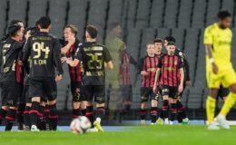 Fenerbahçe, Fatih Karagümrük deplasmanında ilk yarıya geride girdi! Taraftarlar yıldız ismi yerin dibine soktu