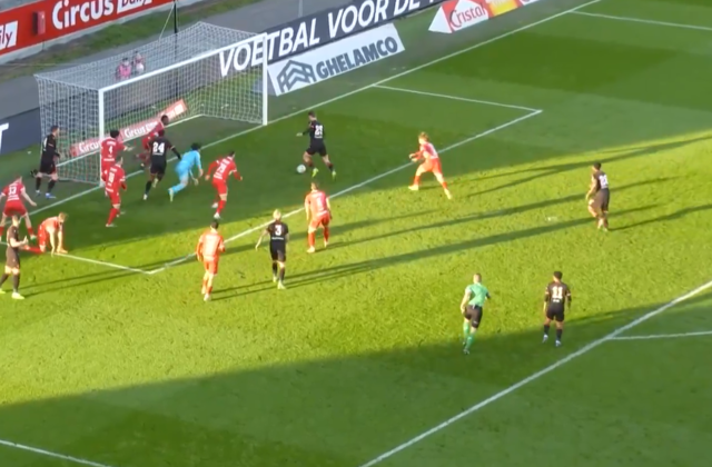 Antwerp-Standard Liege maçında kaçan inanılmaz gol!