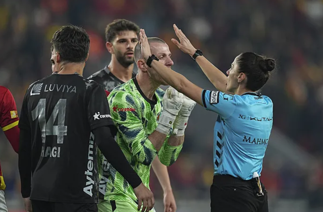 Göztepe-Alanyaspor maçının kayıtları açıklandı! Kadın hakem Asen Albayrak'ın VAR konuşması gündem oldu