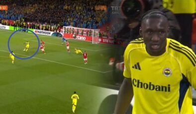 Fenerbahçe taraftarı ilk yarıda o ismi hedef aldı! Resmen saç baş yoldurttu