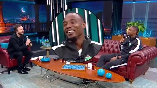 Süper Lig'in eski yıldızı Fode Koita'dan canlı yayında sürpriz performans! "Kabe'de Hacılar" ilahisi sosyal medyayı salladı!