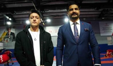 Mesut Özil’den Güreş Milli Takımı’na ziyaret